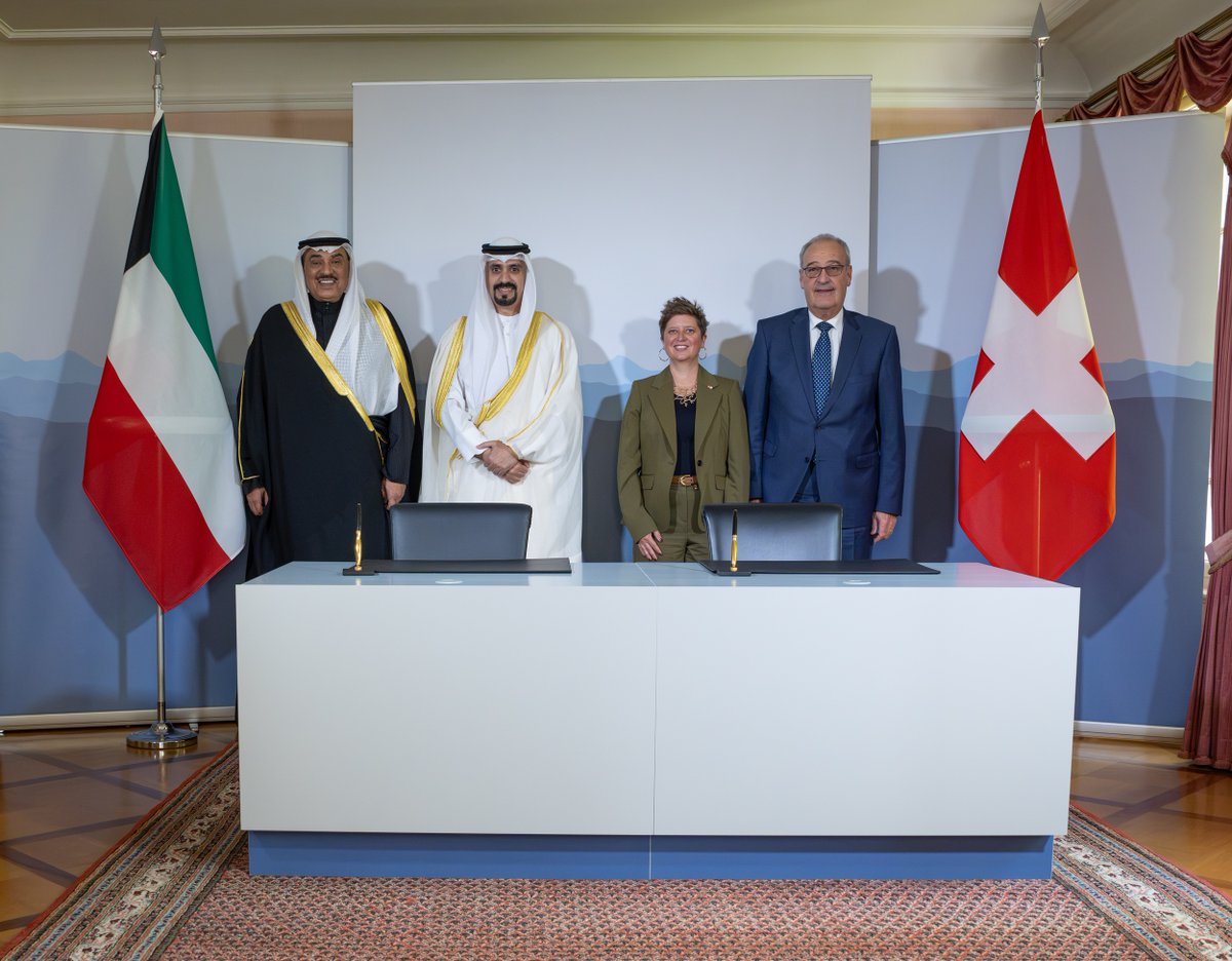 kuna_ar's tweet photo. بحضور سمو ولي العهد الشيخ صباح خالد الحمد الصباح والرئيس غي بارميلان رئيس الاتحاد السويسري

توقيع مذكرة تفاهم في قصر لون بالعاصمة السويسرية برن في مجال «تشجيع الاستثمار المباشر» بين هيئة تشجيع الاستثمار المباشر والمؤسسة السويسرية العالمية

- تجسد الحرص على تطوير التعاون الاقتصادي والاستثماري وتعزيز الشراكة لدعم فرص الاستثمار المباشر

https://t.co/Izczbik5RF

#كونا #الكويت