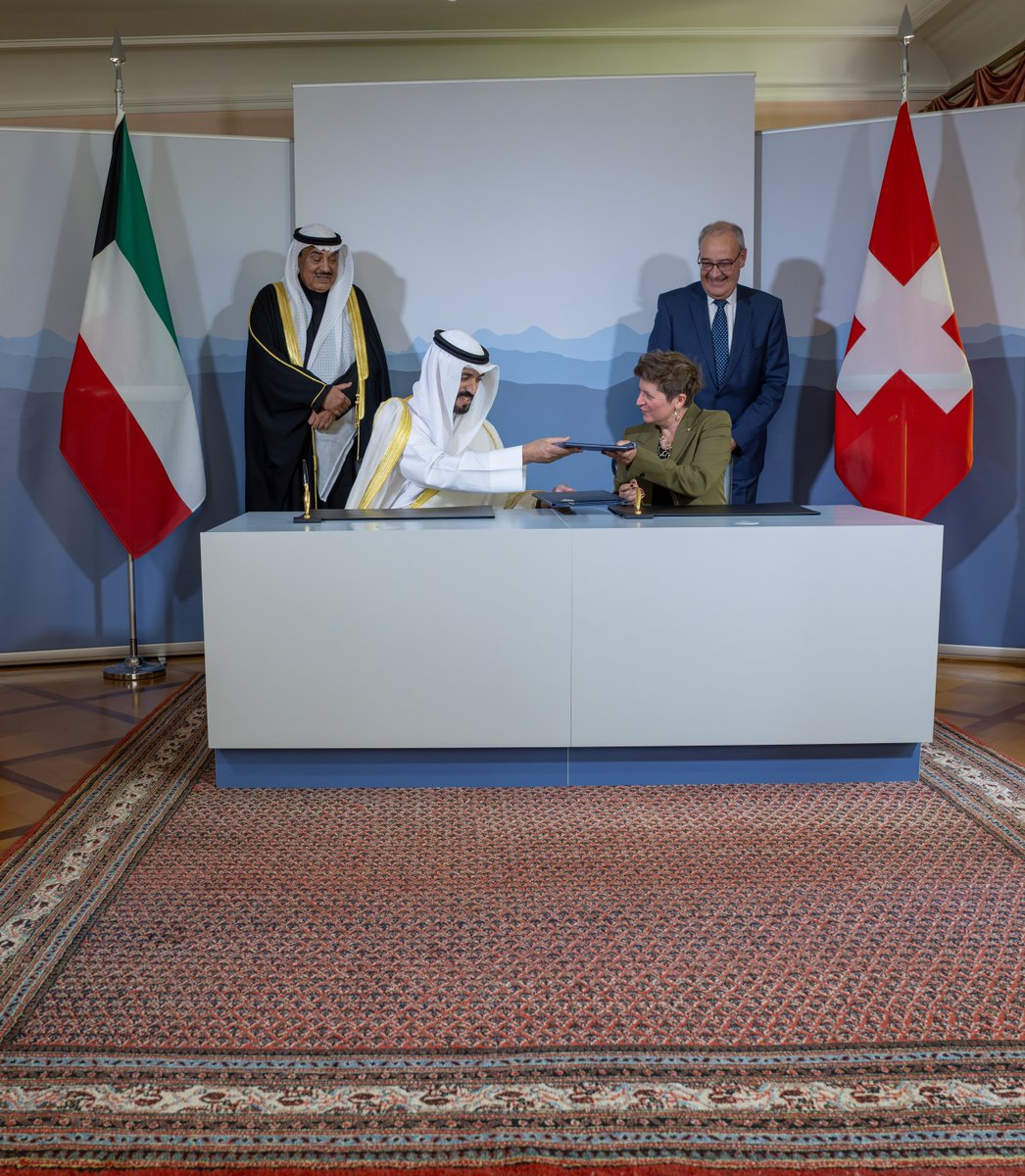 kuna_ar's tweet photo. بحضور سمو ولي العهد الشيخ صباح خالد الحمد الصباح والرئيس غي بارميلان رئيس الاتحاد السويسري

توقيع مذكرة تفاهم في قصر لون بالعاصمة السويسرية برن في مجال «تشجيع الاستثمار المباشر» بين هيئة تشجيع الاستثمار المباشر والمؤسسة السويسرية العالمية

- تجسد الحرص على تطوير التعاون الاقتصادي والاستثماري وتعزيز الشراكة لدعم فرص الاستثمار المباشر

https://t.co/Izczbik5RF

#كونا #الكويت