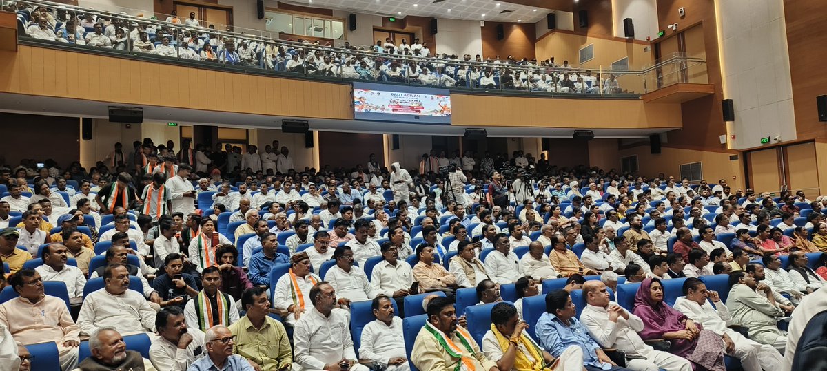 HC_meenaMP's tweet photo. आज नई दिल्ली में कांग्रेस पार्टी द्वारा आयोजित ‘दलित-आदिवासी स्वाभिमान बैठक’ को संबोधित किया।
इस दौरान पंजाब के पूर्व मुख्यमंत्री श्री चरणजीत सिंह चन्नी जी एवं महिला कांग्रेस की राष्ट्रीय अध्यक्ष श्रीमती अलका लांबा जी से देश में दलितों एवं आदिवासियों के सम्मान, अधिकार और सामाजिक न्याय से जुड़े महत्वपूर्ण विषयों पर विस्तार से चर्चा हुई।
उत्तराखंड के हल्द्वानी में कांग्रेस अध्यक्ष आदरणीय श्री मल्लिकार्जुन खरगे जी के कार्यक्रम के बाद मंच के ‘शुद्धिकरण’ की घटना ने एक बार फिर समाज में मौजूद जातिगत भेदभाव और छुआछूत की मानसिकता पर गंभीर सवाल खड़े किए हैं।
दलितों और आदिवासियों का सम्मान कोई कृपा नहीं, बल्कि उनका संवैधानिक अधिकार है। 
सामाजिक न्याय और संविधान की मूल भावना की रक्षा और दलित–आदिवासी स्वाभिमान एवं अधिकारों के लिए हमारी आवाज संसद से सड़क तक मजबूती से उठती रहेगी।
@INCIndia
@kharge
@RahulGandhi
@CHARANJITCHANNI 
@LambaAlka 
@incrajasthan