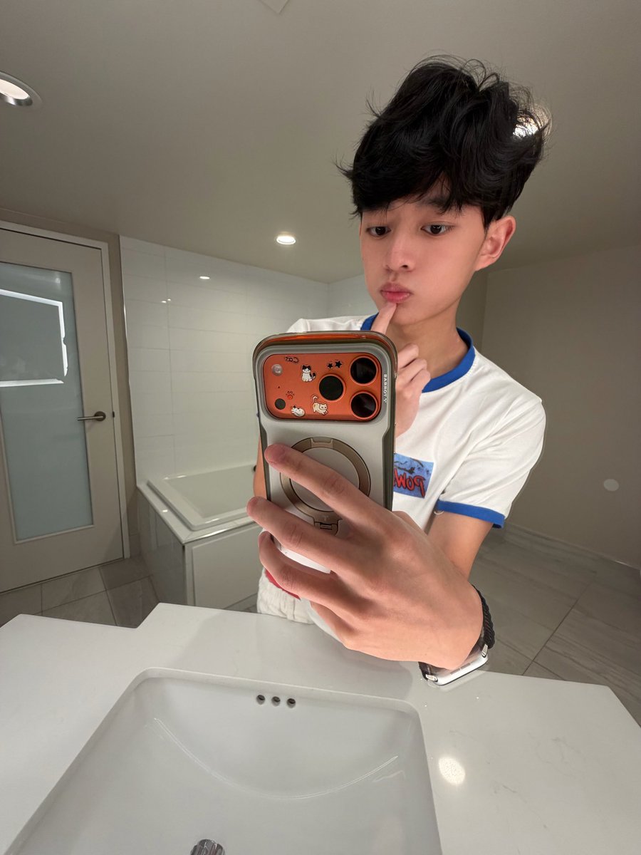 itsaustinlongg's tweet photo. I want McDonald chicken nuggets https://t.co/Bt2udQFybI
