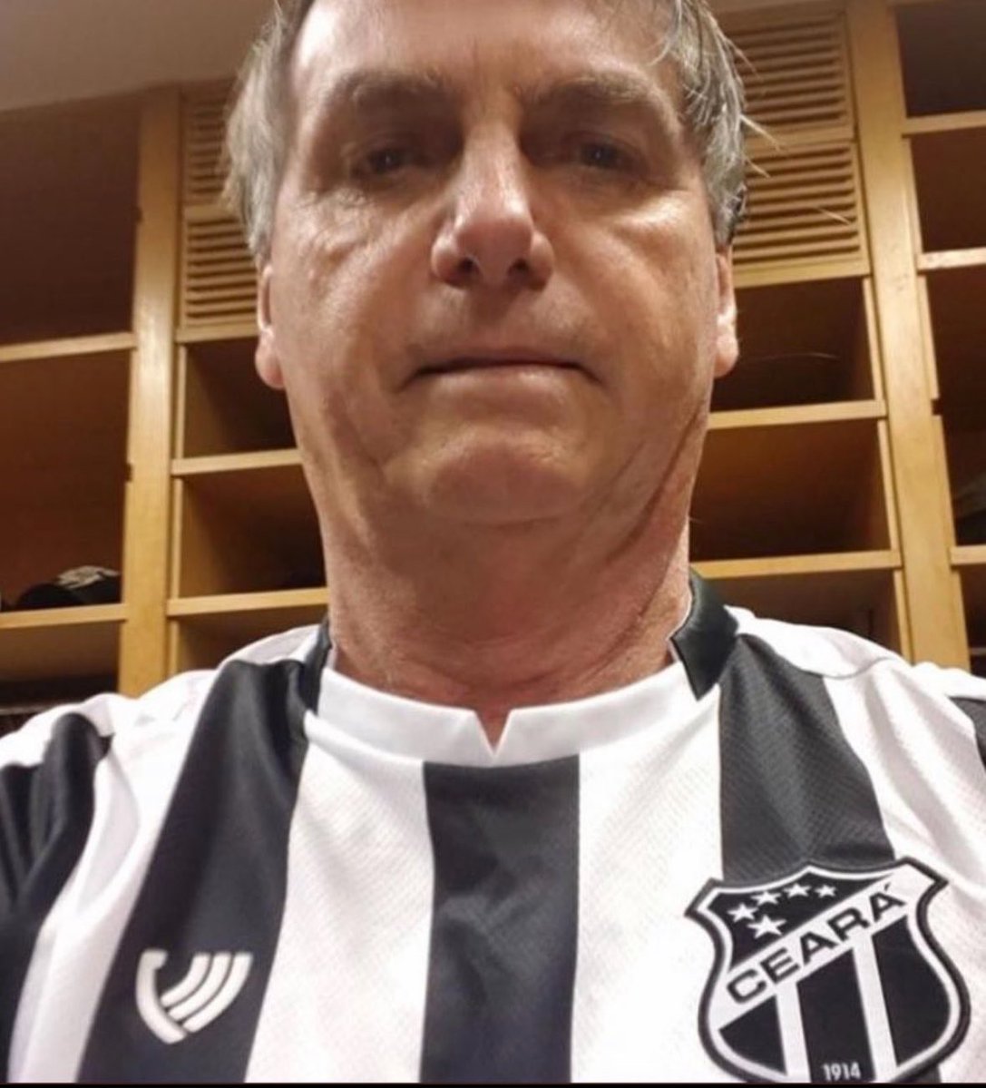 offBruno0's tweet photo. Luís Inácio Lula da Silva = Fortaleza Esporte clube. Democracia. Respeito. Time do bem. 
Jair Messias Bolsonaro = torcedor assumido do Ceará Sporting Clube. Ditadura. Desrespeito. Time do mal. https://t.co/YFuQgdQErt