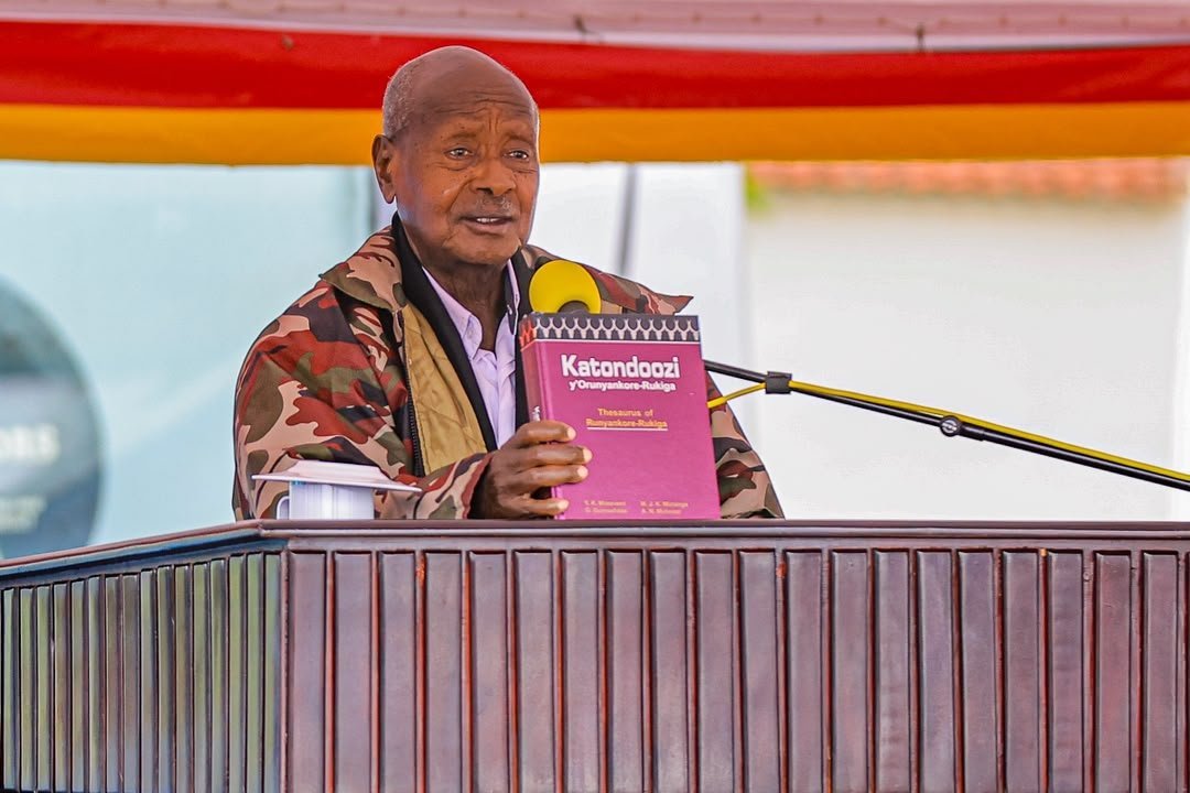 katosserusiba25's tweet photo. President @KagutaMuseveni honored the legacy of the late Omukama Oyo Nyimba Kabamba Iguru Rukidi IV during the coronation of Tooro’s new monarch, Omukama Edward Rukidi Nyabongo I, in Fort Portal. 

Speaking at the event, the President commended the late King Oyo for his immense contributions to both the Tooro Kingdom and Uganda. 

Furthermore, President Museveni called upon cultural leaders to champion responsible family values, uphold traditional marriage structures, and actively protect Uganda’s native languages, indigenous sciences, traditional crafts, and overall cultural heritage.
@Onc_nrm1