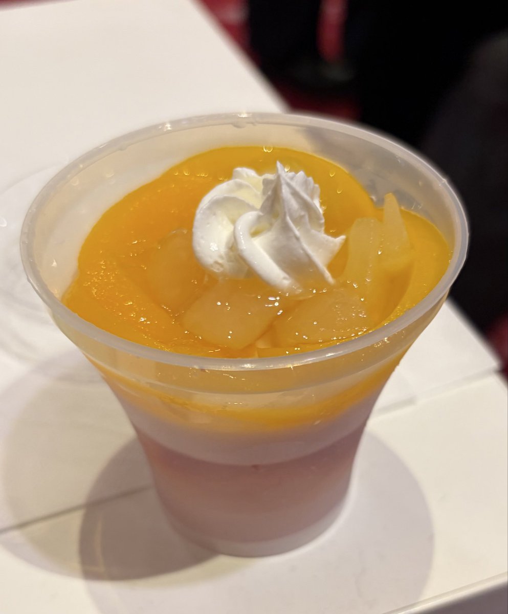 Swan_yk's tweet photo. ソワレ公演はいつぶりかな？
幕間のカフェが大変な列で、
予約していた公演デザートを受け取ったけれど、空いている机が全くない😳
ゆっくり写真さえ撮れなかった💦 https://t.co/vzyQFoxqqW