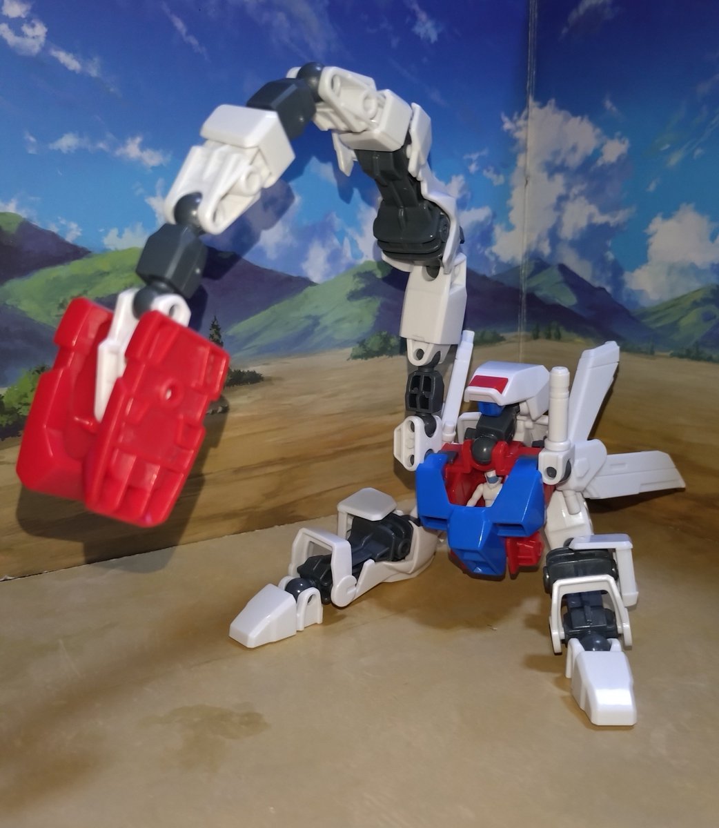 oqPpSH1ZhXLW4zA's tweet photo. ガンダム×フリーダムで
なんちゃって建設機械完成！
2足歩行モードもできます👍️
接続パーツ、別売りでも良いのでいくつか欲しくなってきました😅
#ガンダムミキシマイズ https://t.co/rA1J9Eq0wX