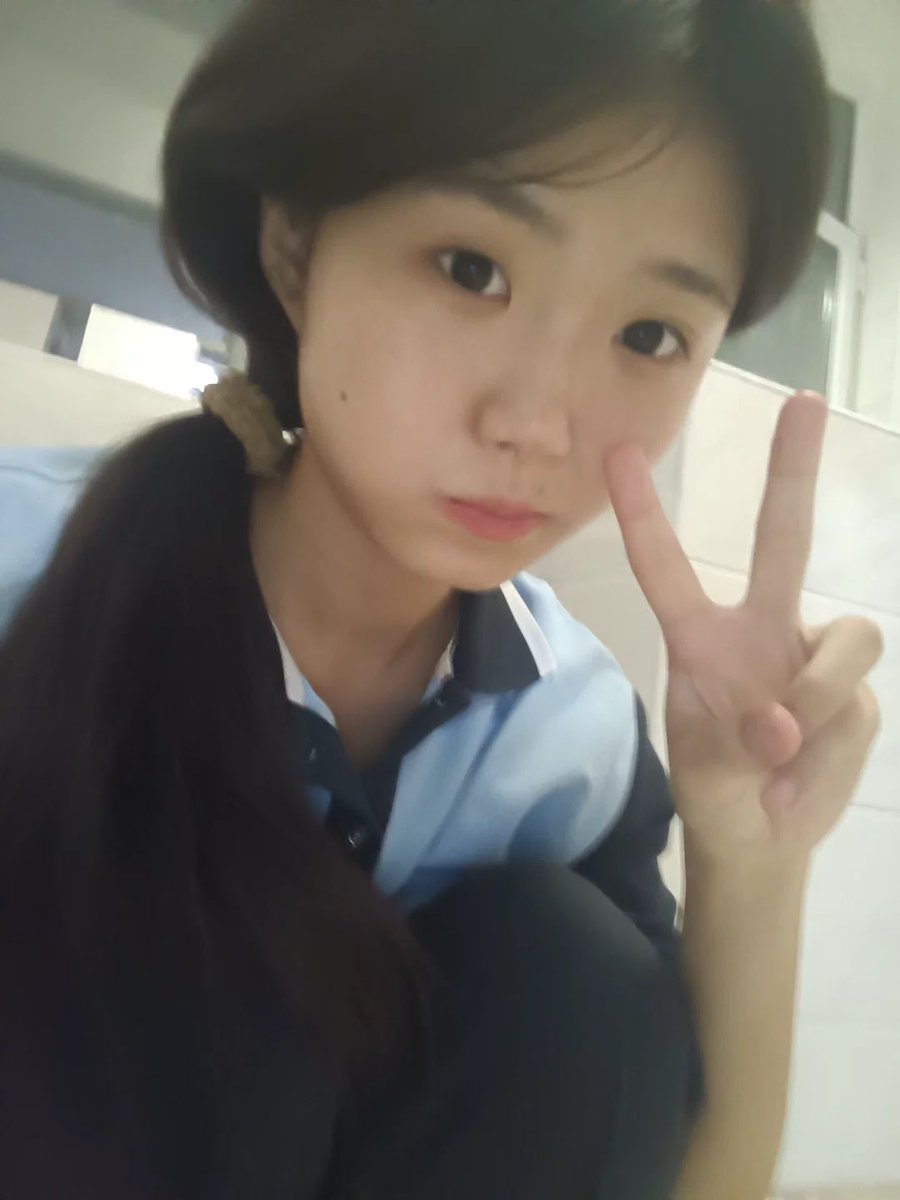 caroline97vy8's tweet photo. 现在是23点了….新拍的照片

有人想锐评一下我自己19岁福嘛 🥹       

看完不许瞎说，赶紧看，我要删了    

真不要🚪 流言 1 我真的给呀……….. https://t.co/5GPUTEUYae