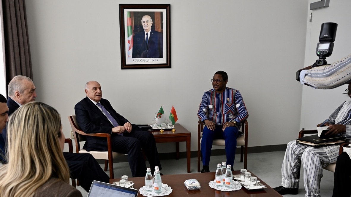 Algeria_MFA's tweet photo. على هامش أشغال الأسبوع رفيع المستوى للدورة_81 للجمعية العامة للأمم🇺🇳، أجرى السيد @AhmedAttaf_Dz ، وزير الدولة، ��زير الشؤون الخارجية @Algeria_MFA ، محادثات مع السيد كاراموكو جان ماري تراوري، وزير الشؤون الخارجية والتعاون الإقليمي والبوركينابيين بالخارج لجمهورية بوركينا فاسو. https://t.co/UjtCQUJG0o