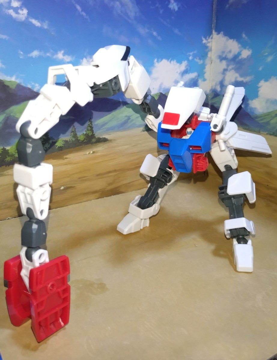 oqPpSH1ZhXLW4zA's tweet photo. ガンダム×フリーダムで
なんちゃって建設機械完成！
2足歩行モードもできます👍️
接続パーツ、別売りでも良いのでいくつか欲しくなってきました😅
#ガンダムミキシマイズ https://t.co/rA1J9Eq0wX