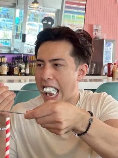 hollandreaa's tweet photo. mr i quit smoking. mr i hate french fries. mr i hate sandwiches. mr i hate spoons https://t.co/cwJE3TF4tk