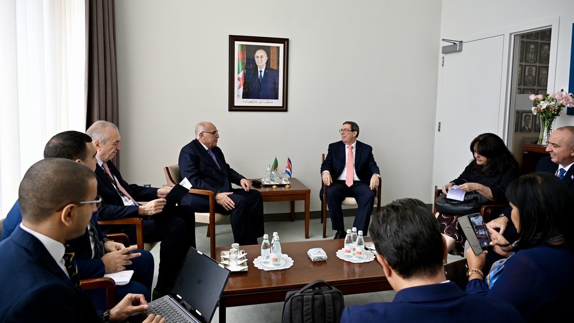 Algeria_MFA's tweet photo. على هامش مشاركته في أشغال الأسبوع رفيع المستوى للدورة الحادية والثمانين للجمعية العامة للأمم المتحدة بنيويورك، التقى وزير الدولة، وزير الشؤون الخارجية والجالية الوطنية بالخارج والشؤون الإفريقية، السيد @AhmedAttaf_Dz بوزير الخارجية لجمهورية كوبا، السيد برونو رودريغيز بارييا. https://t.co/6k39YltjBU