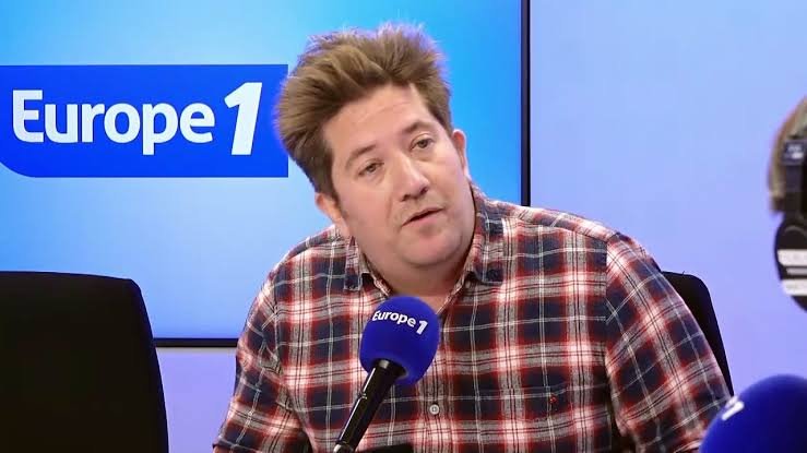 K1000Journalist's tweet photo. Voilà William Molinié, "journaliste" à Europe 1 (groupe Bolloré).

C'est de lui qu'est partie la fake news selon laquelle Bally Bagayoko aurait "manipulé" une poubelle en feu lors d'un blocus, alors que la vidéo plus longue prouve qu'il cherche à sortir la poubelle du feu. https://t.co/qZs8cpLX4F