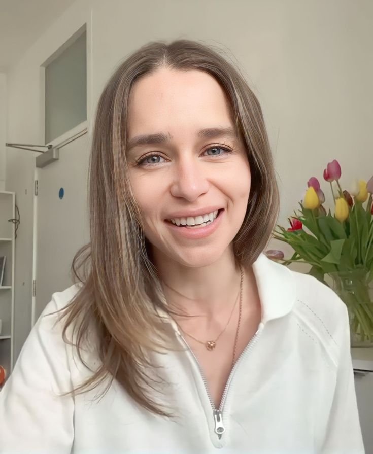 BigBull778's tweet photo. Emilia Clarke was asked if she’d ever return to the GAME OF THRONES universe as Daenerys

Of course I would. Who knows where Drogon took her? Maybe her story isn’t over yet. https://t.co/NxACxWaxRq