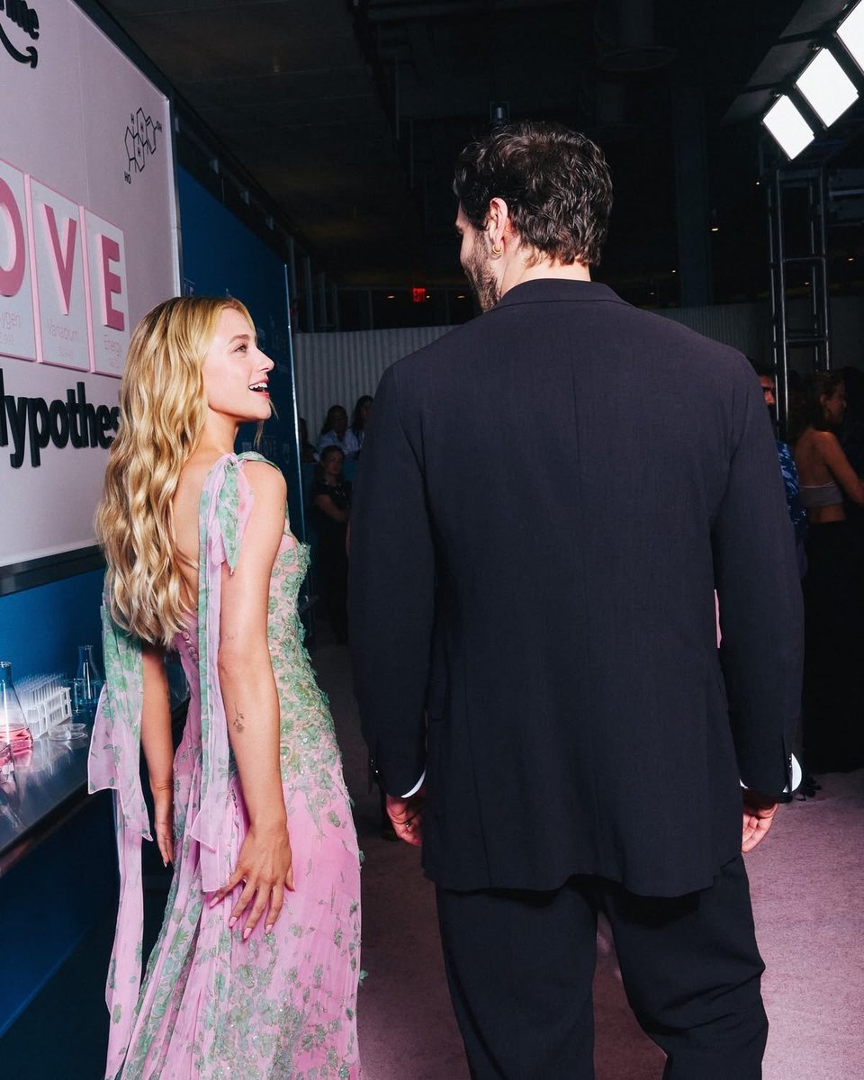 naluhcomments's tweet photo. LILI REINHART &amp; TOM BATEMAN I'M READY AAAAAAAAA https://t.co/t5GnSCSQdN