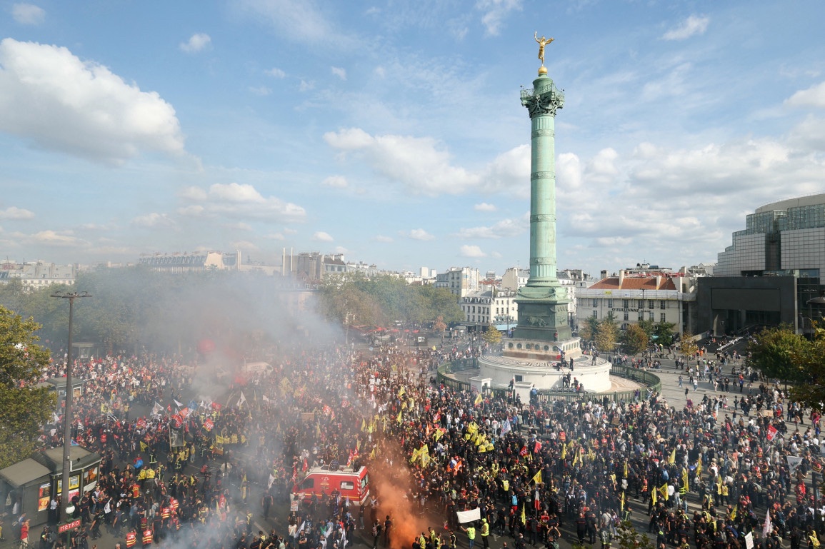 ShadesFrance's tweet photo. 🚨 GRÈVE DU 29 SEPTEMBRE

👉 La CGT revendique plus de 300 000 MANIFESTANTS à travers la France 🇫🇷

▫️ Fonctionnaires, enseignants, soignants et pompiers sont mobilisés pour réclamer notamment des HAUSSES DE SALAIRES et davantage de moyens pour les services publics 💶

▫️ Plus de 330 lycées ont été perturbés par la mobilisation des lycéens