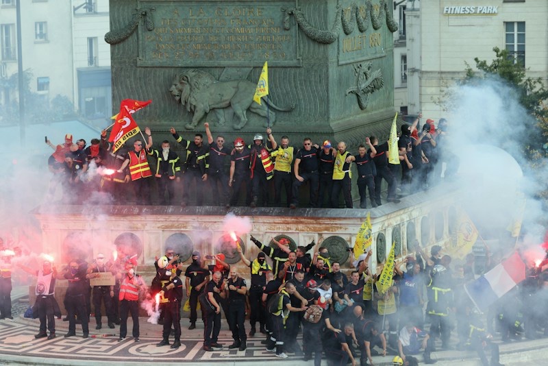 ShadesFrance's tweet photo. 🚨 GRÈVE DU 29 SEPTEMBRE

👉 La CGT revendique plus de 300 000 MANIFESTANTS à travers la France 🇫🇷

▫️ Fonctionnaires, enseignants, soignants et pompiers sont mobilisés pour réclamer notamment des HAUSSES DE SALAIRES et davantage de moyens pour les services publics 💶

▫️ Plus de 330 lycées ont été perturbés par la mobilisation des lycéens