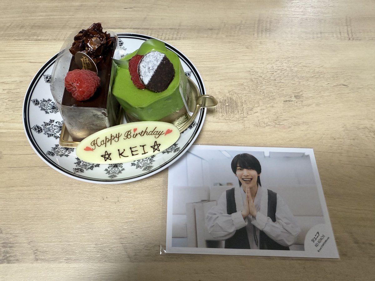 lovekeity's tweet photo. 慶くん改めてお誕生日おめでとう💙✨
美味しいものいっぱい食べてねって言ってくれたから2個食べちゃう😻🍰
慶くんもいっぱい美味しいもの食べていっぱい寝てね〜❣️
 #阿達慶誕生祭2026 https://t.co/KRM8WLH7Fb