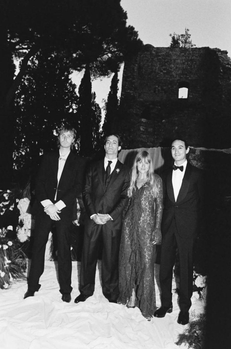 portalmaneskin's tweet photo. Que lindos! 🤍

— Damiano David com Victoria De Angelis, Ethan Torchio e Thomas Raggi, em seu casamento com Dove Cameron. https://t.co/BcuTbD6BT9