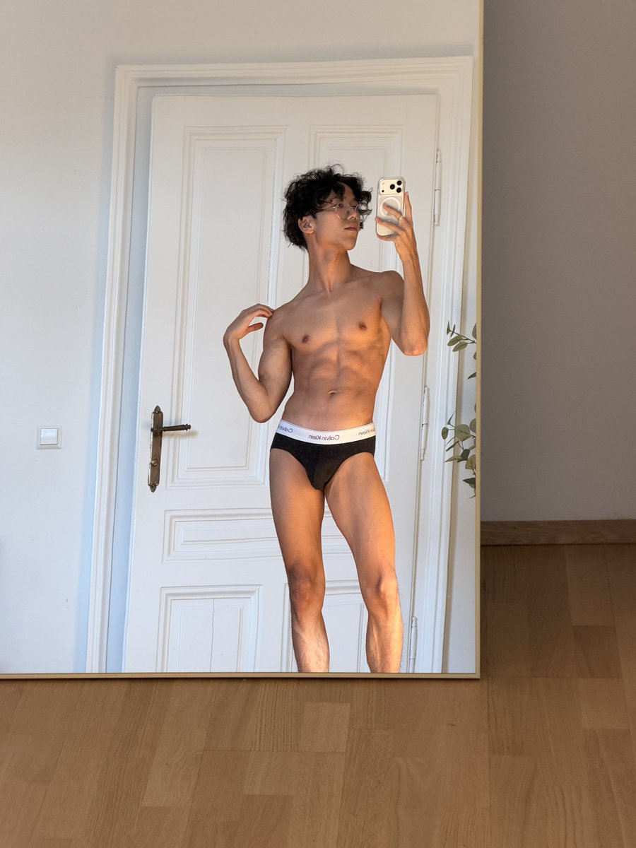 dexunseen's tweet photo. Mirror selfies be like https://t.co/J9SXSHfMaf