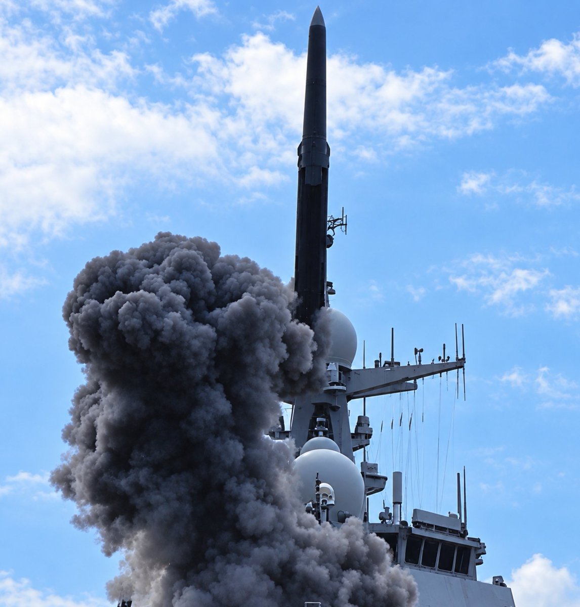 TacticalTribun's tweet photo. 🔺🇨🇳❌🇮🇳🇺🇸:
China released new footage of YJ-20 Hypersonic Missile firing from HT-1 VLS.

Chinese Naval Commander says, no enemy Air Defence can intercept YJ-20 weapon system. https://t.co/slmVezquHn