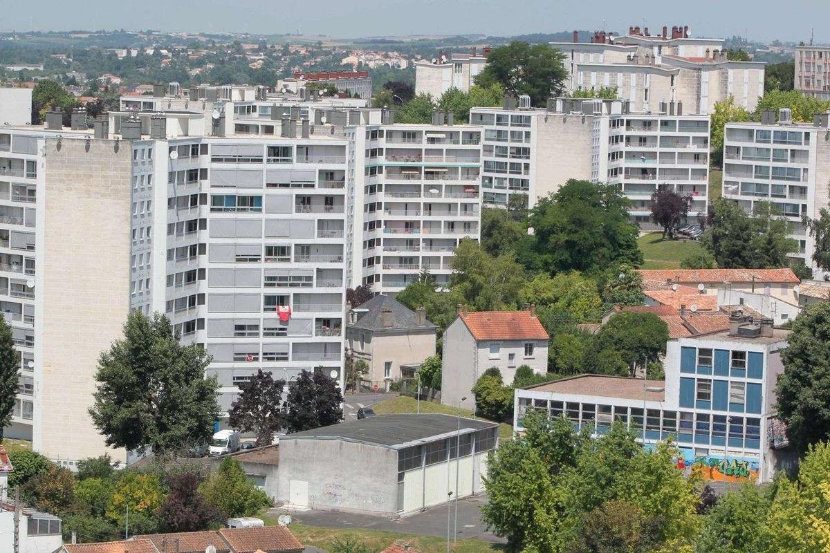JJquiraque's tweet photo. A 14 ans, on l'a promenée d'Airbnb en Airbnb à Angoulême pour la vendre cinq ou six fois par jour. Les parents travaillaient. L'Etat regardait ailleurs.

Maya, prénom d'emprunt, n'était pas "un dossier social". Famille stable, salariés du privé, notes convenables, sport. Puis un premier viol dans les gradins d'un stade, une photo intime qui circule, le harcèlement au collège, les scarifications, les fugues. Arrive le prince de 20 ans, le fournisseur de came et de locations, la copine qui rassure et fait les ongles. Le kit lover boy, version province.

Treize jours, du 26 mai au 7 juin 2024. Cocaïne pour tenir. Un pistolet sur la tempe. Des appels au secours depuis une terrasse à Ruelle. En février 2026, le tribunal a collé quatre ans ferme à deux des trois prévenus, quinze mois avec sursis à la troisième. Le procureur a parlé de "treize jours pour broyer une humanité". L'avocat des parents a ajouté le seul chiffre qui compte : des décennies pour s'en remettre.

Ce n'est pas un accident de parcours. Fin 2024, la substitut du parquet d'Angoulême parlait déjà d'une dizaine de situations identifiées en Charente, surtout sur l'agglomération.
Un client renvoyé pour recours à une mineure de moins de 15 ans a été relaxé : le tribunal a estimé que l'âge n'était pas assez prouvé. A l'échelle nationale, une commission parlementaire a rappelé au printemps 2025 que l'essentiel des mineures tombées dans la prostitution sont sous la responsabilité de l'Aide sociale à l'enfance.
Les forces de l'ordre ont enregistré plus de 400 victimes mineures de proxénétisme en 2025, en nette hausse depuis 2021.

Les parents racontent tous la même scène. On sonne au commissariat. On alerte. On n'est pas crus, ou trop tard. Pendant ce temps, on nous sert le couplet habituel : manque de moyens, besoin de "coordonner les acteurs", nouveau plan, nouvelle commission. On paie l'ASE. On paie la justice. On paie les éducateurs, les foyers, les rapports. Et une gamine de 14 ans d'une famille qui cotise se retrouve chose à l'heure, entre deux annonces sur un site de passes.

La protection de l'enfance protège surtout la machine. Les enfants, eux, se débrouillent avec Instagram et la coke.

Le modèle français a un don : il taxe ceux qui tiennent encore debout, puis il s'étonne que les enfants qu'il est censé protéger finissent dans une location de week-end.

On protège tout, sauf celles qui devraient l'être. Combien de Maya encore avant qu'un responsable dise clairement que le système a lâché ?