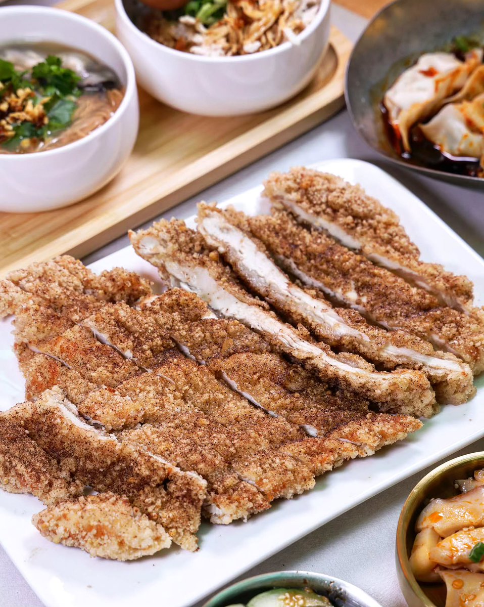RettaDalomjd's tweet photo. TW Shifen Lantern Village in SG? ! 886 Taiwan Yè Shì at Changi Airport serves Taiwanese favourites like XXL fried chicken, xiao long bao, signature rice bowls, bubble tea and more. Its interior recreates Shifen’s lantern village, complete with a https://t.co/fgSM9dFBVp