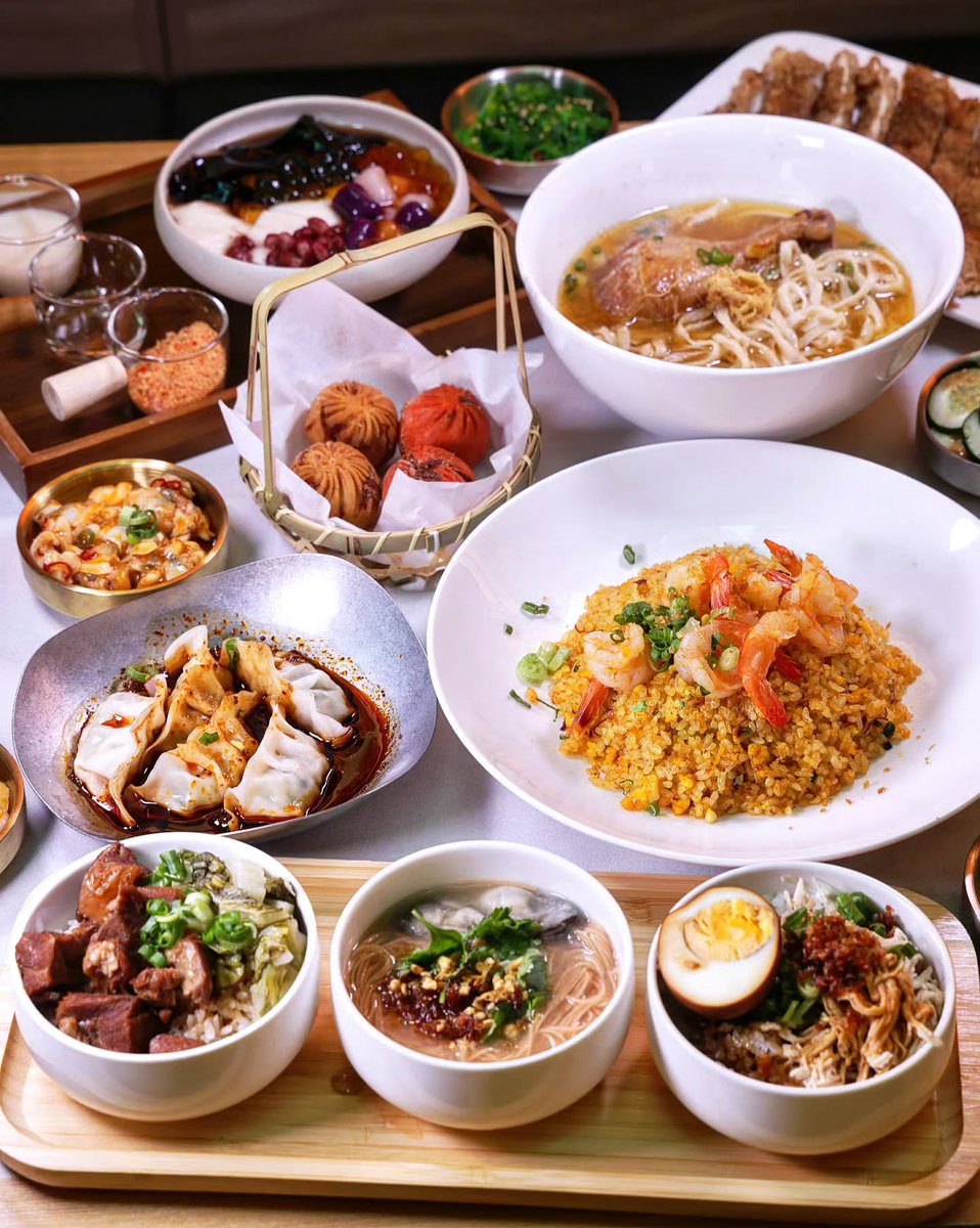 RettaDalomjd's tweet photo. TW Shifen Lantern Village in SG? ! 886 Taiwan Yè Shì at Changi Airport serves Taiwanese favourites like XXL fried chicken, xiao long bao, signature rice bowls, bubble tea and more. Its interior recreates Shifen’s lantern village, complete with a https://t.co/fgSM9dFBVp