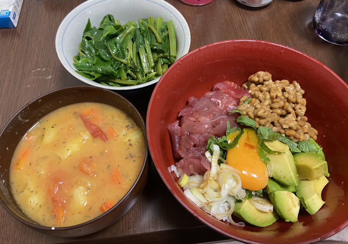 naoyuki_rinrin's tweet photo. 本日の夜ごはん
・まぐろ納豆アボカド丼
・つるむらさきのおひたし
・野菜しか入ってないミネストローネ https://t.co/2yq2kAKnpN