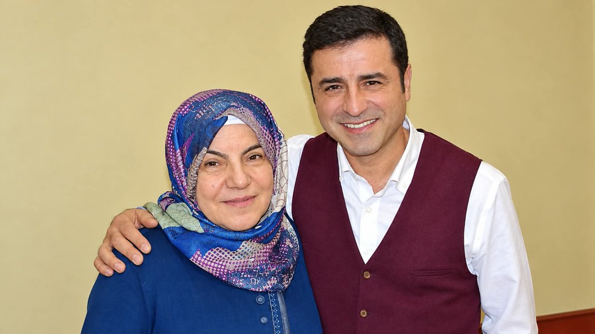 UgurGuneySubasi's tweet photo. Ödediğiniz az buz bir bedel değildir, bu korkunç gerçeğin herkes farkındadır emin olun. Önünüzde saygılıya eğiliyoruz ve hepinizi tek tek muhabbetle kucaklıyoruz. Umarım tez zamanda sevdiklerinize, ama her şeyden önemlisi de yollarınızı hasretle gözleyen annelerinize kavuşursunuz https://t.co/dgpkr9ExI2