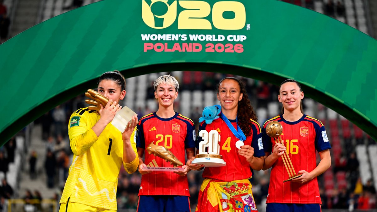 SEFutbolFem's tweet photo. 🏆 𝗖𝗢𝗣𝗔𝗠𝗢𝗦 𝗧𝗢𝗗𝗢𝗦 𝗟𝗢𝗦 𝗣𝗥𝗘𝗠𝗜𝗢𝗦.

⭐️ El título de 𝗖𝗔𝗠𝗣𝗘𝗢𝗡𝗔𝗦 del #U20WWC de Polonia.

⚽️ Balón de 𝗢𝗿𝗼.
👟 Bota de 𝗢𝗿𝗼.
🧤 Guante de 𝗢𝗿𝗼.
🏅 Siete MVP. 

🗞️ https://t.co/Z7CHAwVDg8

#NuestraBase https://t.co/fCIdXIMzuH
