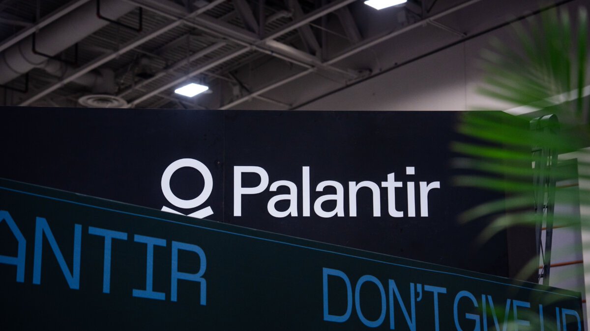 applitank's tweet photo. At the Labour conference, healthcare campaigners pressed ministers to reject an extension of the US spy-tech firm's £330M NHS data platform deal.

#Applitank #Palantir #NHS https://t.co/HGG2q5fwy2