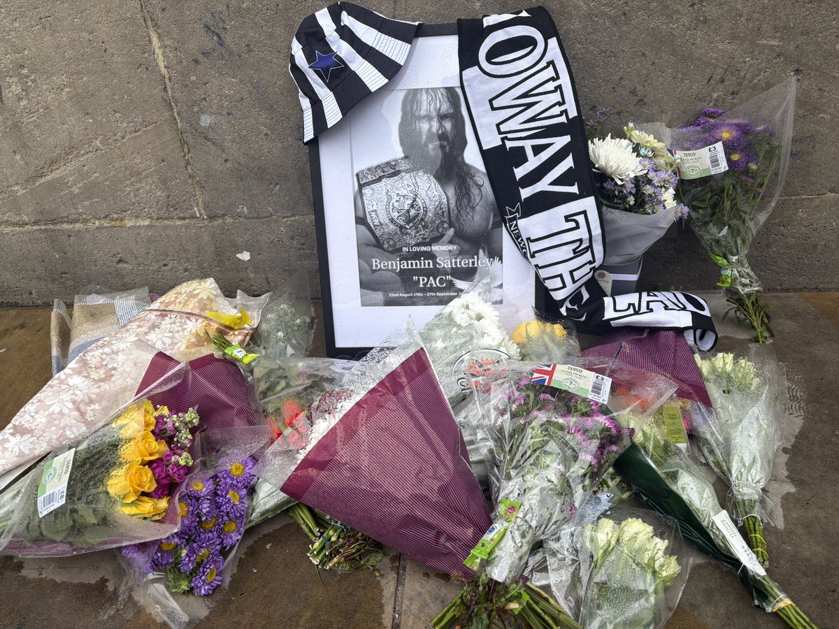 Cultaholic's tweet photo. The PAC memorial at Grey’s Monument in Newcastle 🖤 🤍 https://t.co/qRUGyHCEjK