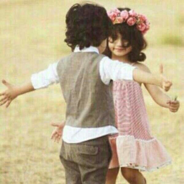 kosama__'s tweet photo. أنا مع ثقافة الاحتضان كلما شعرت أن لا كلمات قد تكفي لما أشعر به تجاه الذين أحبهم أحتضنتهم وكأني سلّمتهم قلبي ليروا مالهم فيه وهذا بظــنّي أفضل من مئات الكلمات 🤍

#مساء_الخير_والسعادة https://t.co/yCeynMjy35