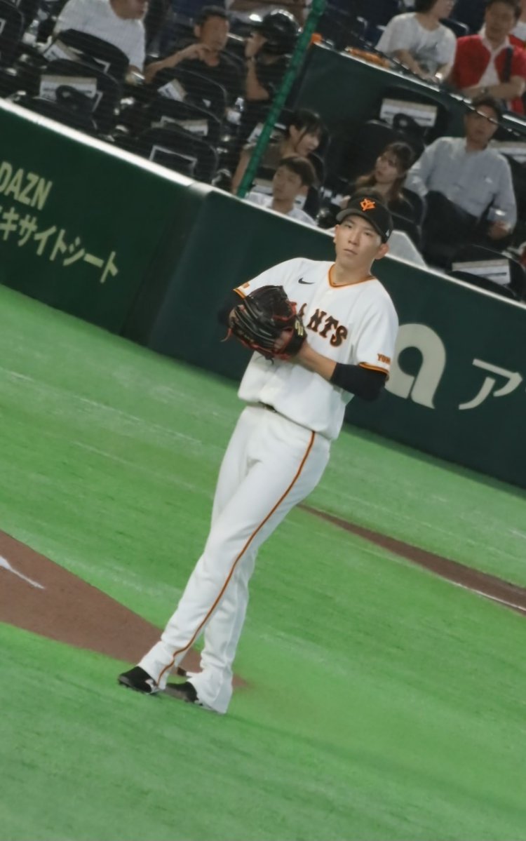 purpleprincered's tweet photo. 仕事帰りに東京ドームでジャイアンツ戦！
推し様(戸郷)先発！完封まで後少しでしたが…いい試合でしたー！勝って良かった！！ヒーローおめでとう！！
外野３人のコレが撮れて良かった😃
このまま連勝願う！！！ https://t.co/xc1mv2loNL