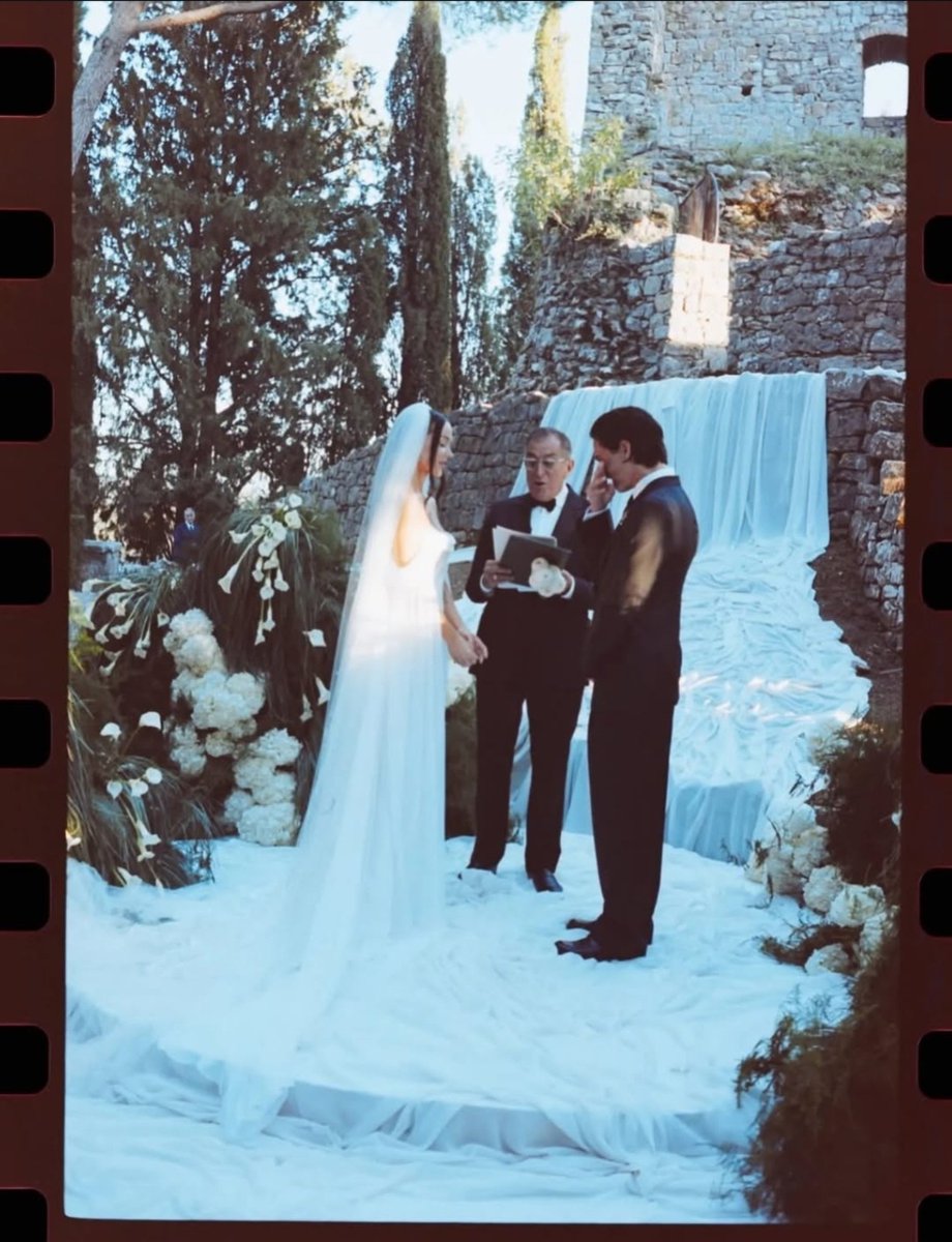 dovelivie's tweet photo. Kenny didnt walk her down the aisle, BUT HE OFFICIATED THEIR WEDDING😭❤️‍🩹 https://t.co/Sp6Ff0jhT5