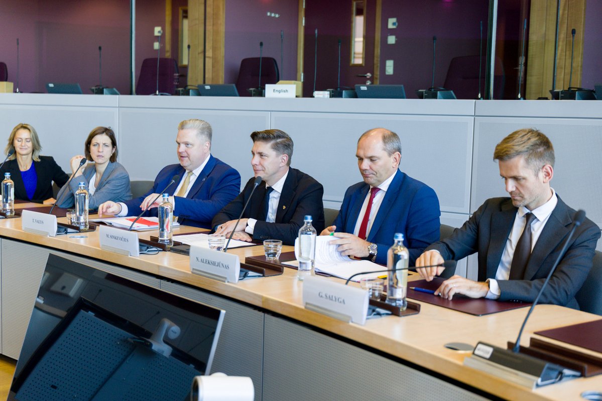 LithuaniaFinMin's tweet photo. Speaking with one voice in Brussels 🇱🇹

Prime Minister @mindaugassink and Finance Minister @Taurimas Valys met with EU Commissioner @VDombrovskis to discuss Lithuania’s priorities and the economic and financial agenda ahead of #LT27EU. 🇪🇺

📸 Laima Penek https://t.co/EswUY7rEhd