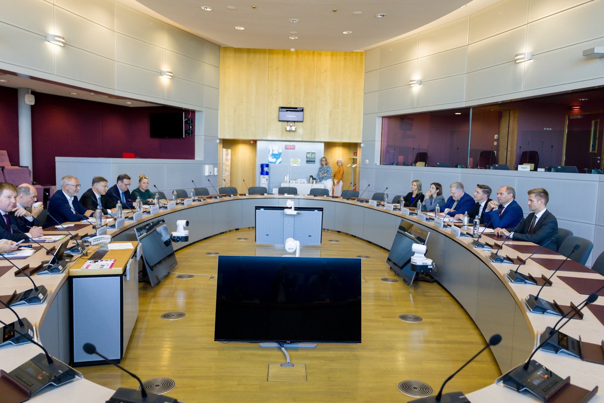 LithuaniaFinMin's tweet photo. Speaking with one voice in Brussels 🇱🇹

Prime Minister @mindaugassink and Finance Minister @Taurimas Valys met with EU Commissioner @VDombrovskis to discuss Lithuania’s priorities and the economic and financial agenda ahead of #LT27EU. 🇪🇺

📸 Laima Penek https://t.co/EswUY7rEhd
