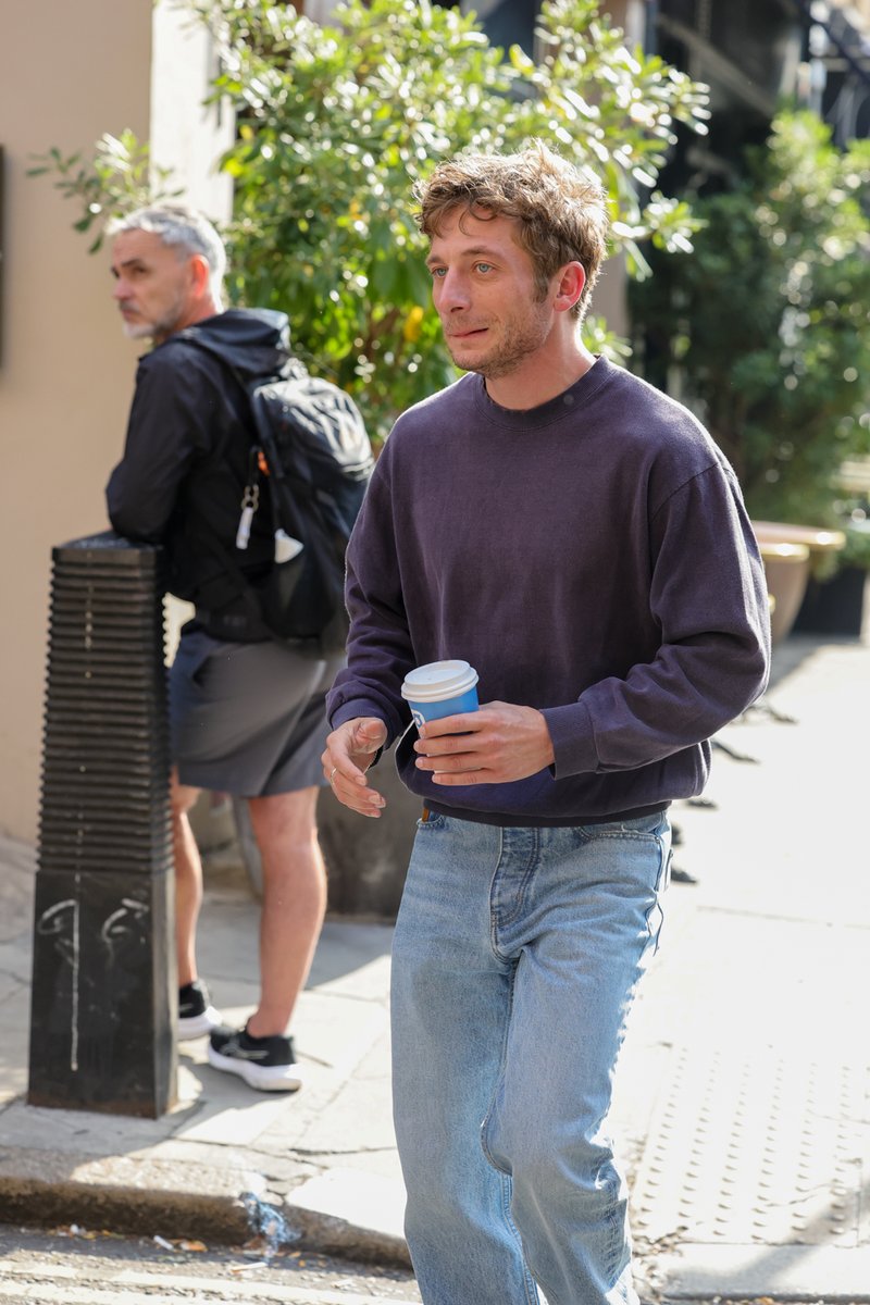 jeremyawphotos's tweet photo. Jeremy Allen White out and about in London. https://t.co/eJZmQdyGTW