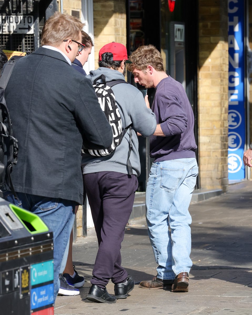 jeremyawphotos's tweet photo. Jeremy Allen White out and about in London. https://t.co/eJZmQdyGTW