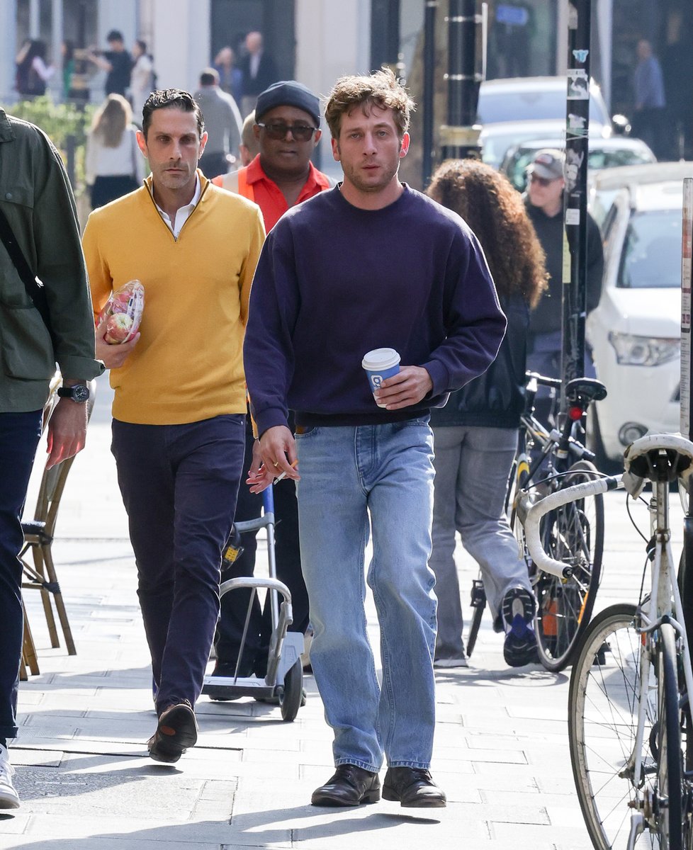 jeremyawphotos's tweet photo. Jeremy Allen White out and about in London. https://t.co/eJZmQdyGTW