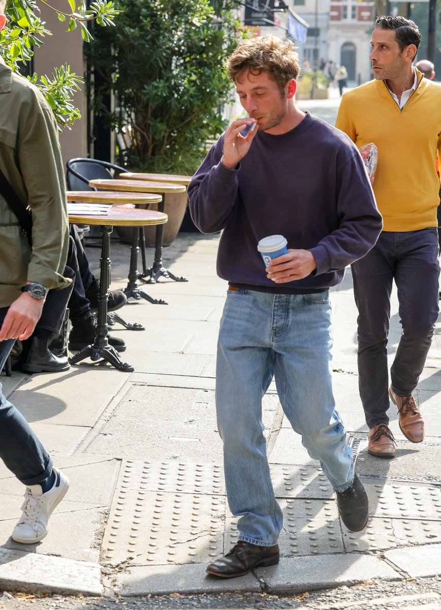 jeremyawphotos's tweet photo. Jeremy Allen White out and about in London. https://t.co/eJZmQdyGTW
