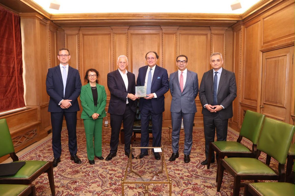 Financegovpk's tweet photo. Federal Minister for Finance and Revenue Senator Muhammad Aurangzeb meets Standard Chartered Bank CEO Bill Winters in London

The Finance Minister appreciated SCB’s continued support to Pakistan and its cooperation in various financing and capital market transactions. The discussion included Pakistan’s ongoing structural reforms and the latest macroeconomic developments. 

Future areas of collaboration between the Government of Pakistan and SCB were discussed, including tokenization, international Sukuk and other financing opportunities. SCB’s strong investor network across Europe, the Middle East and Asia can play an important role in facilitating continued investor outreach and enhancing market visibility for Pakistan. 

Discussions also included potential capital market transactions to support the privatisation programme of the Government, covering opportunities on both the buy-side and sell-side. Advisor to the Prime Minister on Privatisation, Mr. Muhammad Ali, and Advisor to the Finance Minister, Mr. Omer Khan, were also present in the meeting.