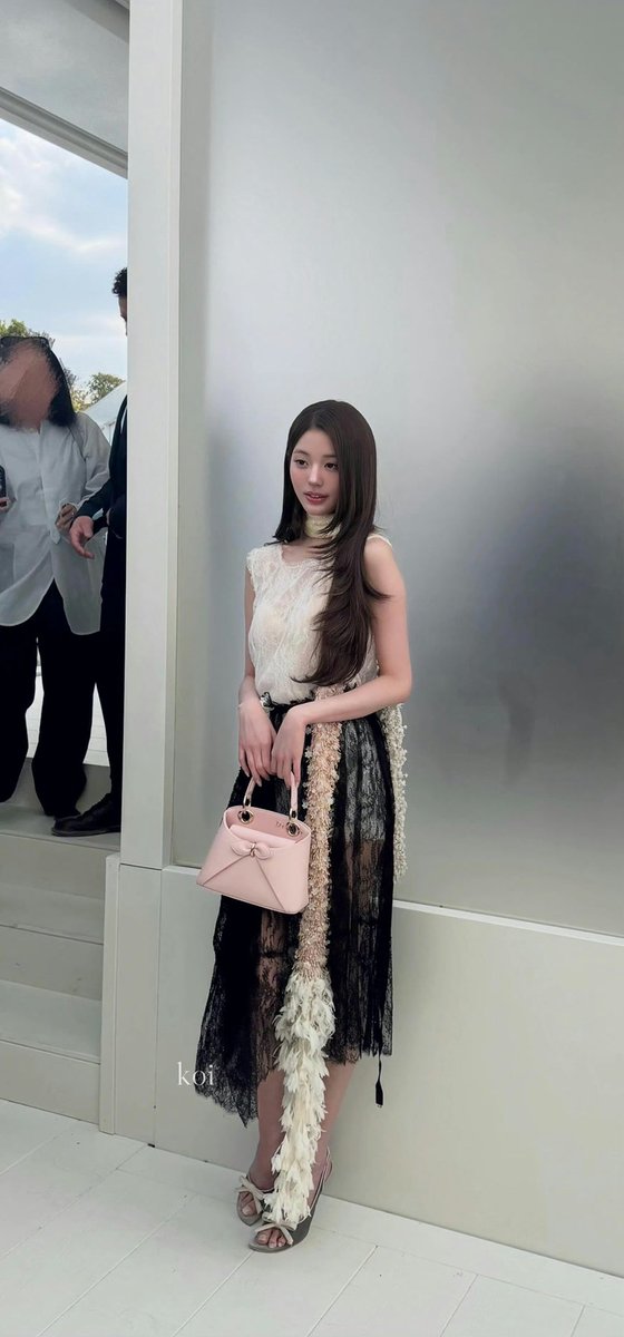 Vanish77ing's tweet photo. Wonyoung’s regal elegance enchants Dior Paris fashion week.

WONYOUNG IN DIOR
#WonyoungDiorSummer27
#JANGWONYOUNG
#WONYOUNG
#DiorSummer27 @Dior https://t.co/mUxHXKXYw0