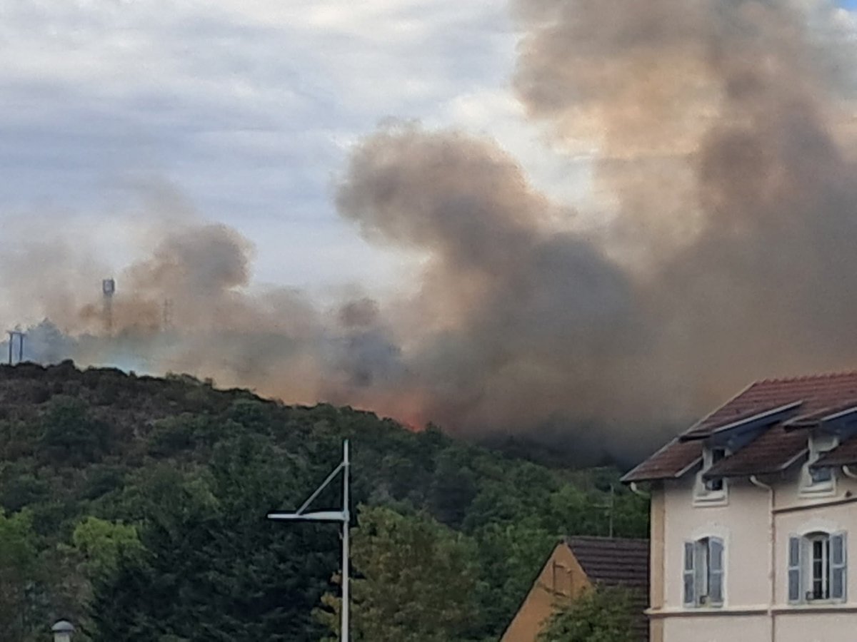 asso_psfdf's tweet photo. 🔥 #Feu de végétation en cours commune de Velars-sur-Ouche [Côte-d'Or - 21]

__

📸 Eric Mgt

🚫Évitez le secteur
🚒Facilitez l'accès aux secours

#incendie #FeuxDeForêt #VelarsSurOuche #CoteDor https://t.co/HIIdJMtwaw