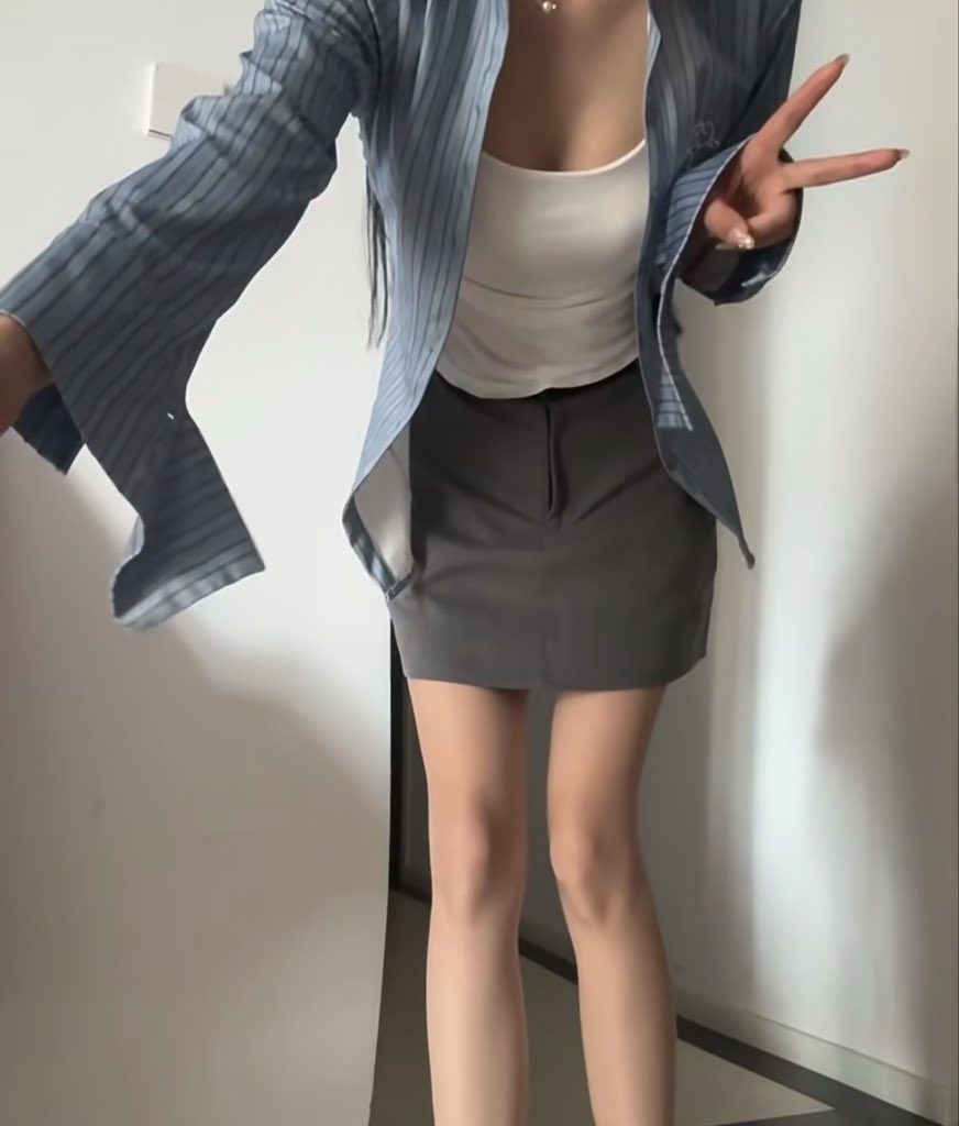 mingzhou0430's tweet photo. 目光总往领口落？也正常 宝��� #hrt #木桶饭 https://t.co/UgPFYYZIe3