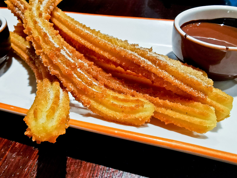 JaneneFuerijtv's tweet photo. Churros crujientes con chocolate caliente, el snack callejero que alegra cualquier tarde https://t.co/XEtLo3bdc4