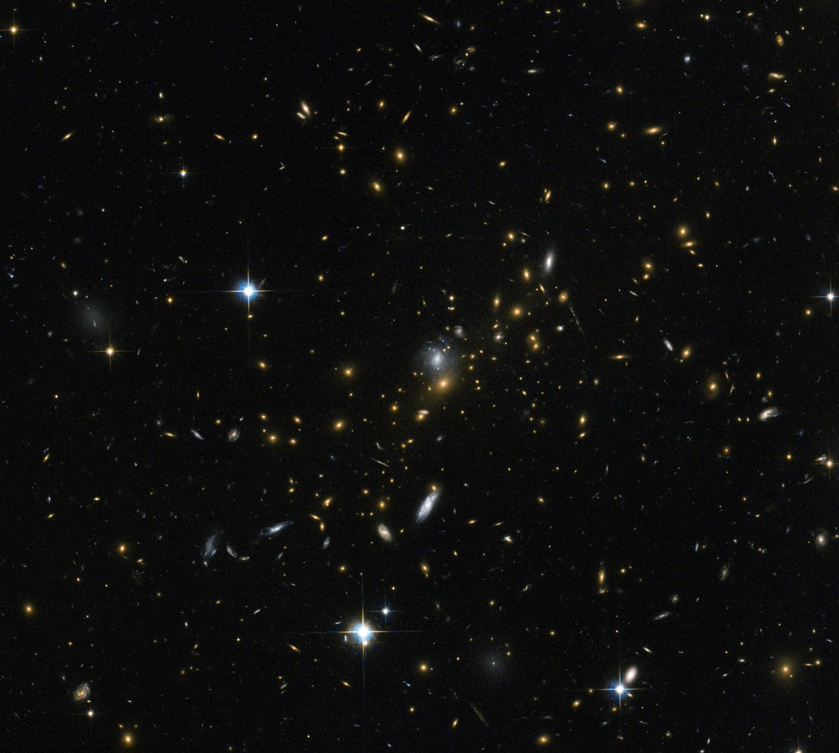 NASAWebb's tweet photo. On the left here is @NASAHubble’s 2014 image of galaxy cluster MACS J0454.1-0300. It shows quite a different scene. Because Webb is more sensitive to redder light, we are able to see hundreds more galaxies in the same scene. https://t.co/afNl2hbYBJ