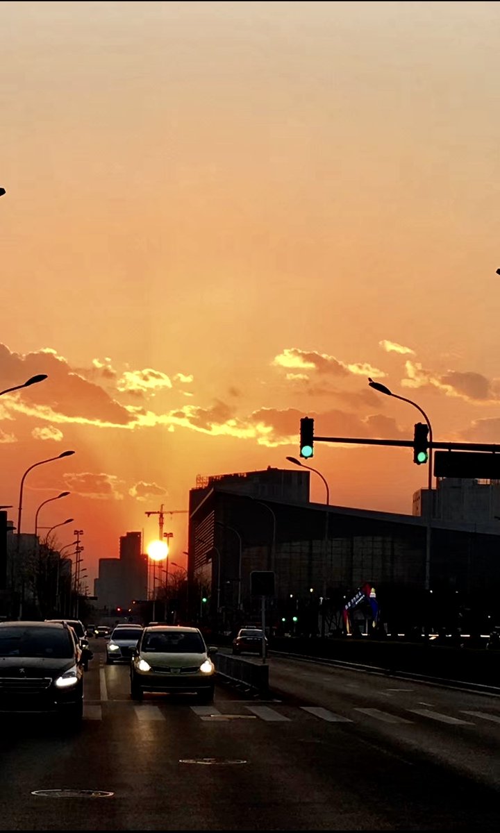 AngilaJaaruxst's tweet photo. City streets hit different when the golden hour light hits just right https://t.co/UTrMUrSNK3