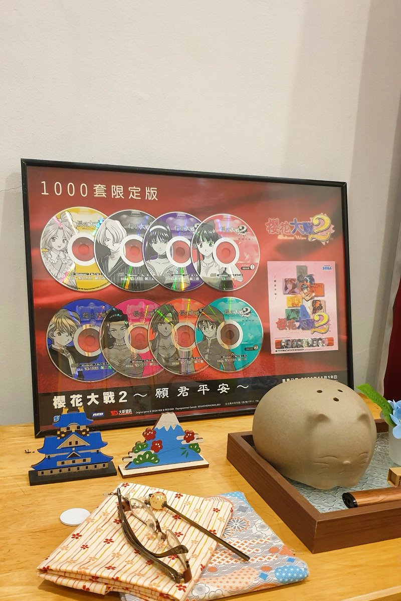 videlyong's tweet photo. 這CD相框拿出來擺了不到3天

得知這已屬於稀有品，又手忙腳亂的收起來了

超害怕光害和濕度會破壞它

以後要找一個沒有陽光不會直射和低濕度地方，才能拿出來展示了 https://t.co/98VuvTr5HZ