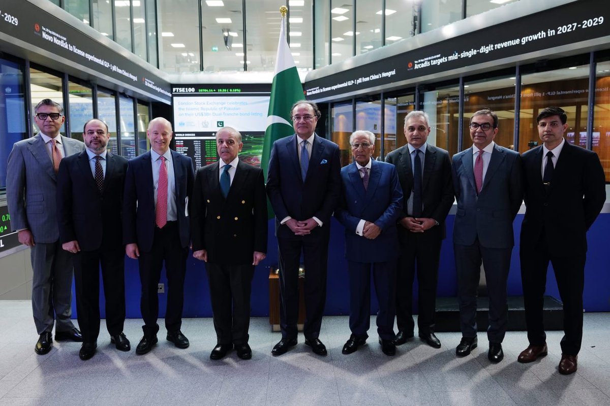PakPMO's tweet photo. Prime Minister Shehbaz Sharif in a group photo with CEO of London stock Exchange Mr David Schwimmer, Finance  Minister Muhammad Aurengzeb and other members of Pakistani delegation in London, today. https://t.co/f1uubsWIK7