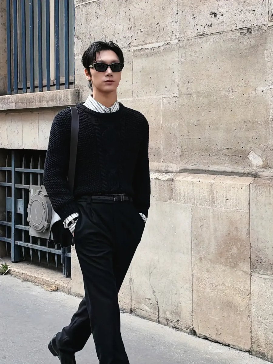 EverydaynewsTH's tweet photo. แว่นมานี่มา ส่งภาพพ่อหนุ่มปารีสบอย "พี่เตนล์-ชิตพล" Saint Laurent Brand Ambassador ก่อนร่วมชมแฟชั่นโชว์ Saint Laurent Women's Summer 27 ณ กรุงปารีส ประเทศฝรั่งเศส ✨

#EVERYDAYth #TEN
#TENxSaintLaurent
#TENtoParisFashionWeek
#YSL #SaintLaurent https://t.co/UOljwlj04n