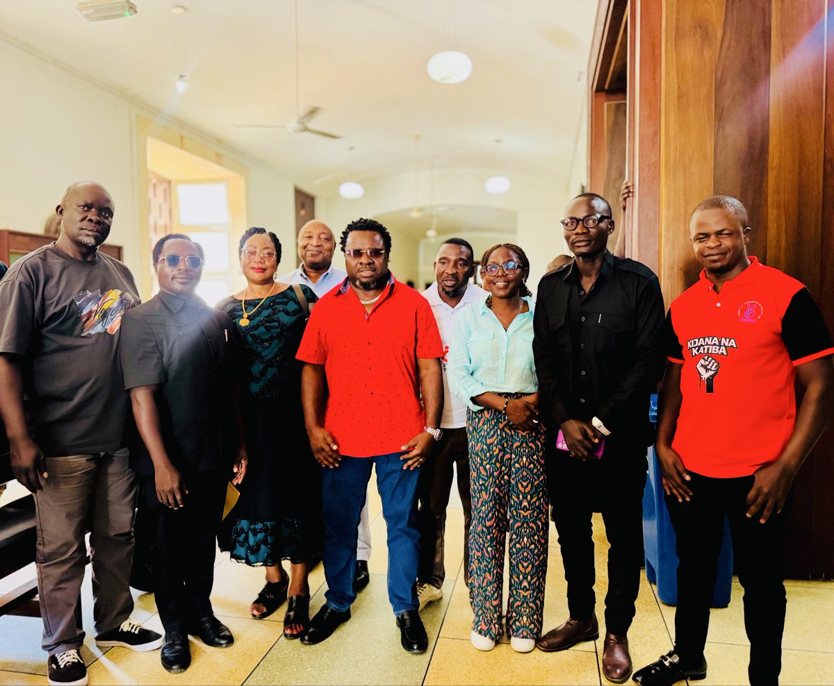 TheRealJongwe's tweet photo. Team NYASA mapema leo Mahakama Kuu.
Kutoka kushoto ni Katibu mkoa wa Iringa, Mkiti mkoa wa Rukwa, Makamu Mkiti BAWACHA Taifa, Mkiti mkoa wa Iringa, Mkiti Kanda Nyasa,Katibu mkoa wa Njombe, Katibu Kanda ya Nyasa,Katibu mkoa wa Mbeya na Makamu Mkiti BAVICHA Taifa…
#FREELISSU #ConvictOrAcquit 
#LissuSioMhaini